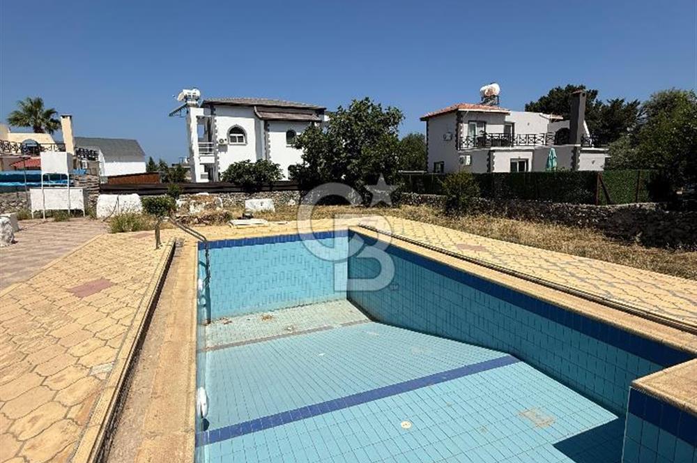 Karşıyaka'da Denize 100m Mesafede Dağ ve Deniz Manzaralı Satılık Havuzlu Villa !!!