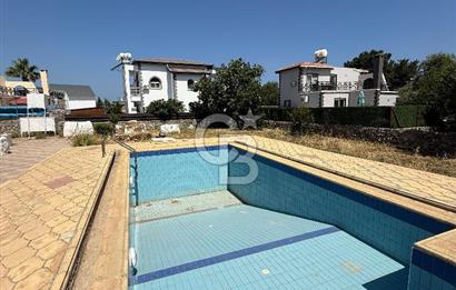 Karşıyaka'da Denize 100m Mesafede Dağ ve Deniz Manzaralı Satılık Havuzlu Villa !!!