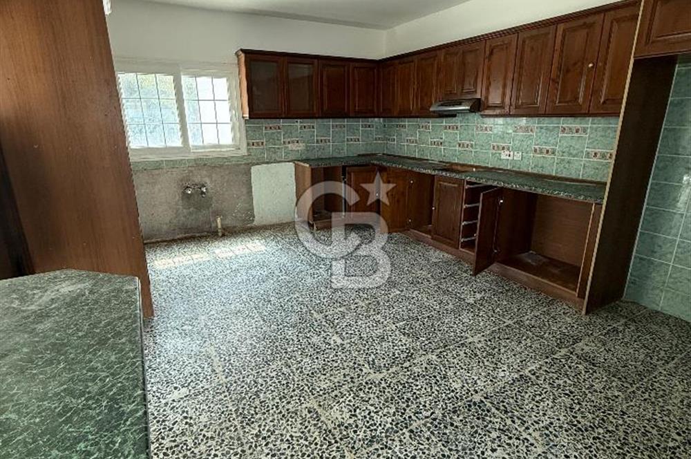 Karşıyaka'da Denize 100m Mesafede Dağ ve Deniz Manzaralı Satılık Havuzlu Villa !!!