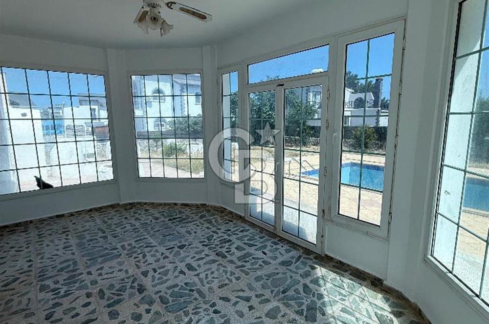Karşıyaka'da Denize 100m Mesafede Dağ ve Deniz Manzaralı Satılık Havuzlu Villa !!!