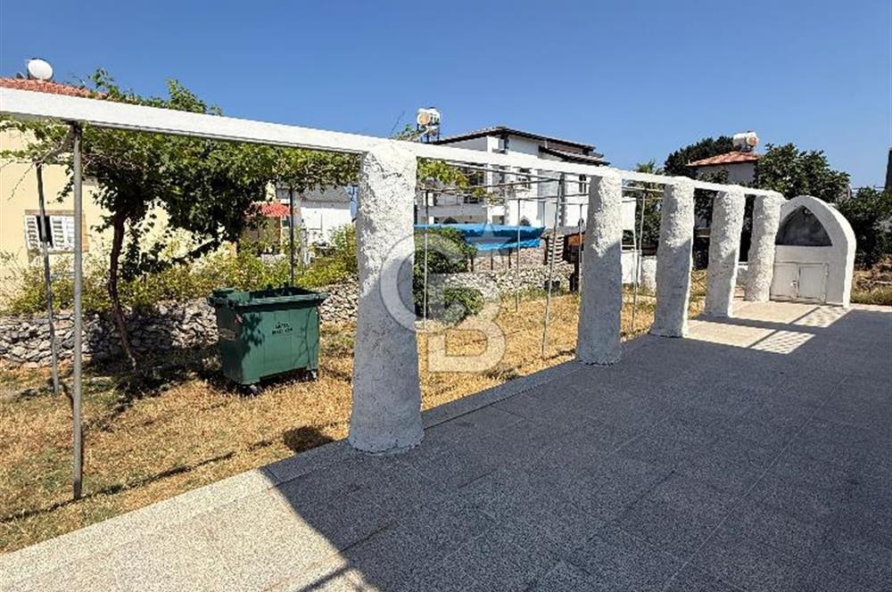 Karşıyaka'da Denize 100m Mesafede Dağ ve Deniz Manzaralı Satılık Havuzlu Villa !!!