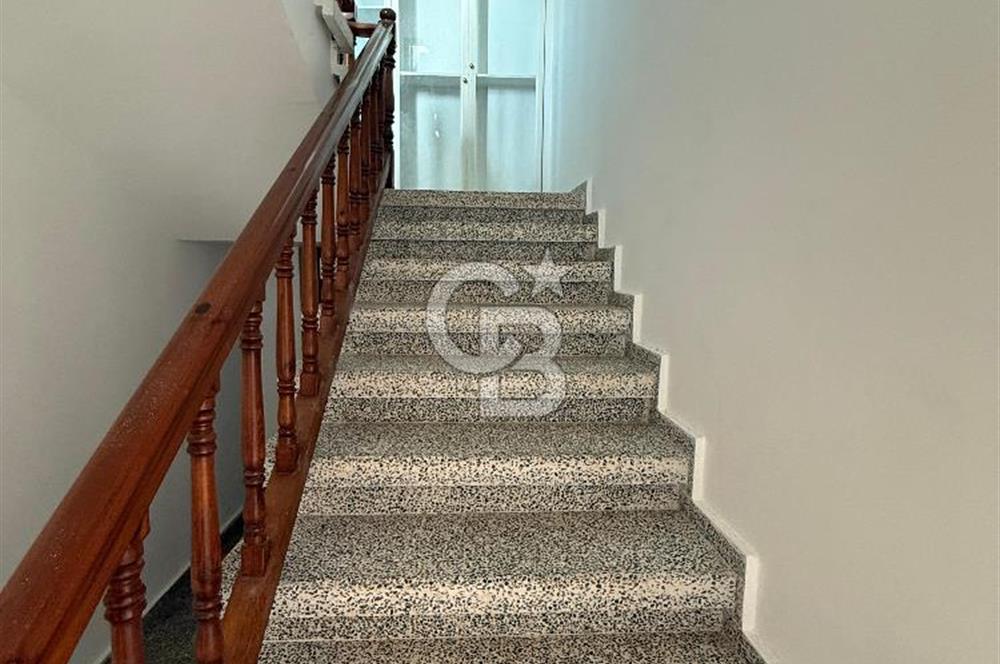 Karşıyaka'da Denize 100m Mesafede Dağ ve Deniz Manzaralı Satılık Havuzlu Villa !!!