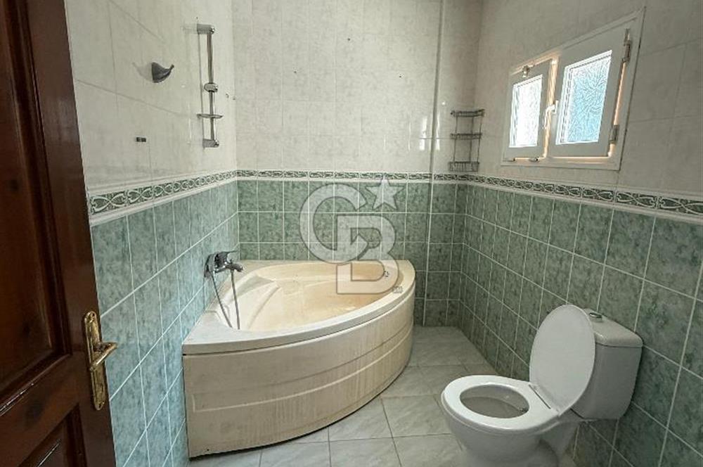 Karşıyaka'da Denize 100m Mesafede Dağ ve Deniz Manzaralı Satılık Havuzlu Villa !!!