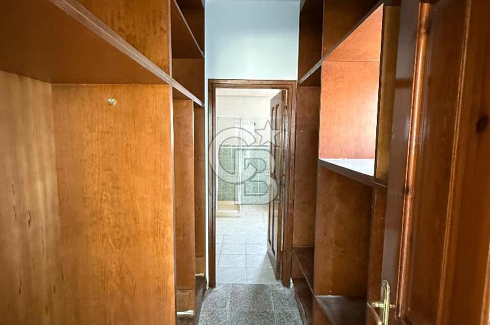Karşıyaka'da Denize 100m Mesafede Dağ ve Deniz Manzaralı Satılık Havuzlu Villa !!!