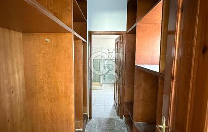 Karşıyaka'da Denize 100m Mesafede Dağ ve Deniz Manzaralı Satılık Havuzlu Villa !!!
