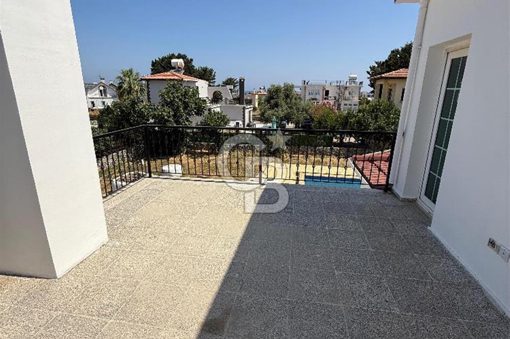 Karşıyaka'da Denize 100m Mesafede Dağ ve Deniz Manzaralı Satılık Havuzlu Villa !!!
