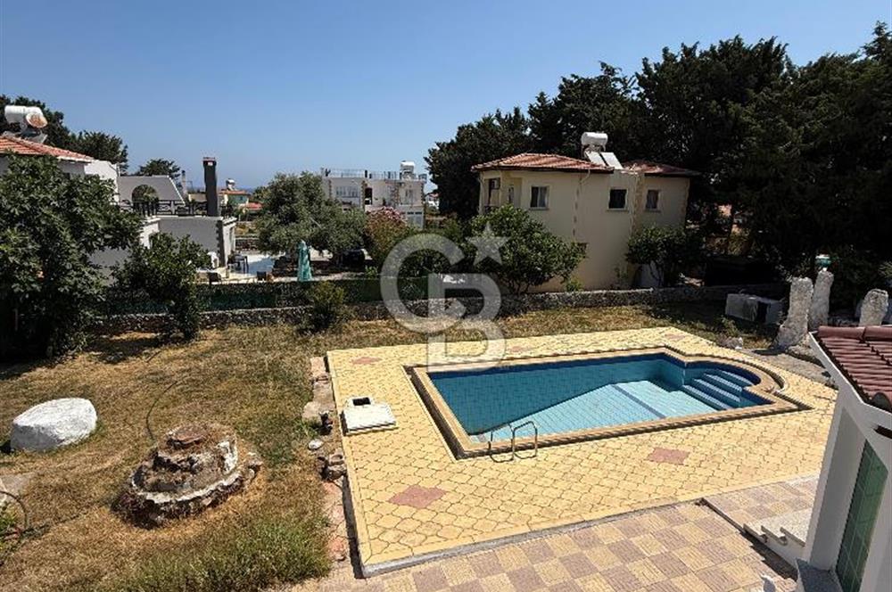 Karşıyaka'da Denize 100m Mesafede Dağ ve Deniz Manzaralı Satılık Havuzlu Villa !!!