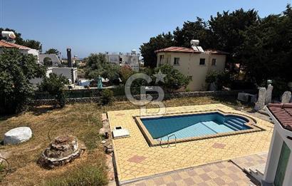 Karşıyaka'da Denize 100m Mesafede Dağ ve Deniz Manzaralı Satılık Havuzlu Villa !!!