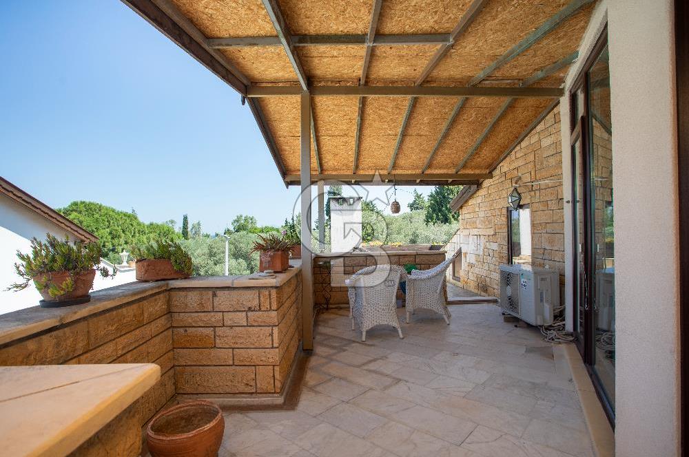 Yenifoça Marinaya 100 Metre Mesafede Satılık Tripleks Villa