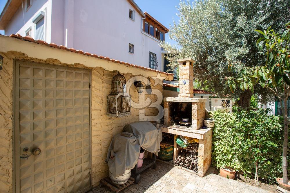 Yenifoça Marinaya 100 Metre Mesafede Satılık Tripleks Villa