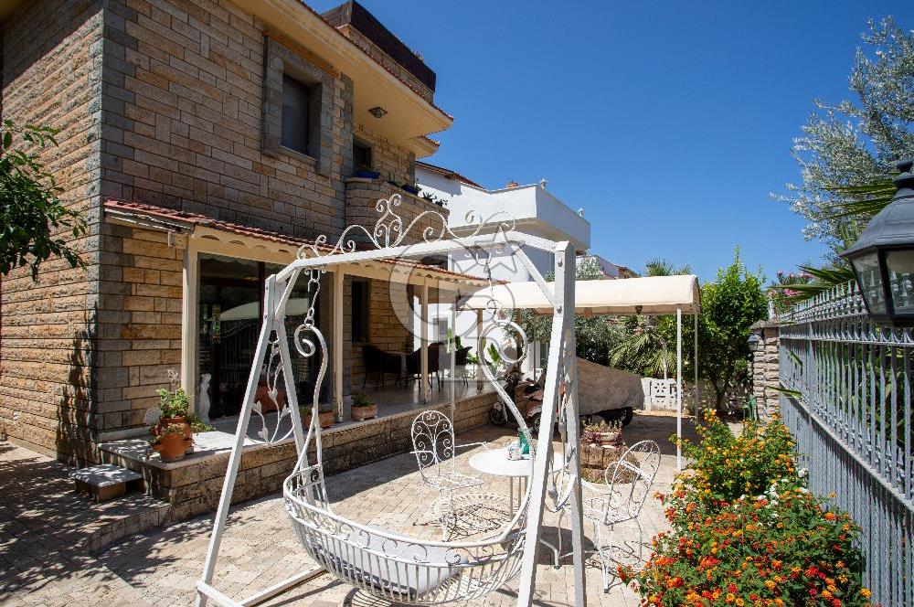 Yenifoça Marinaya 100 Metre Mesafede Satılık Tripleks Villa