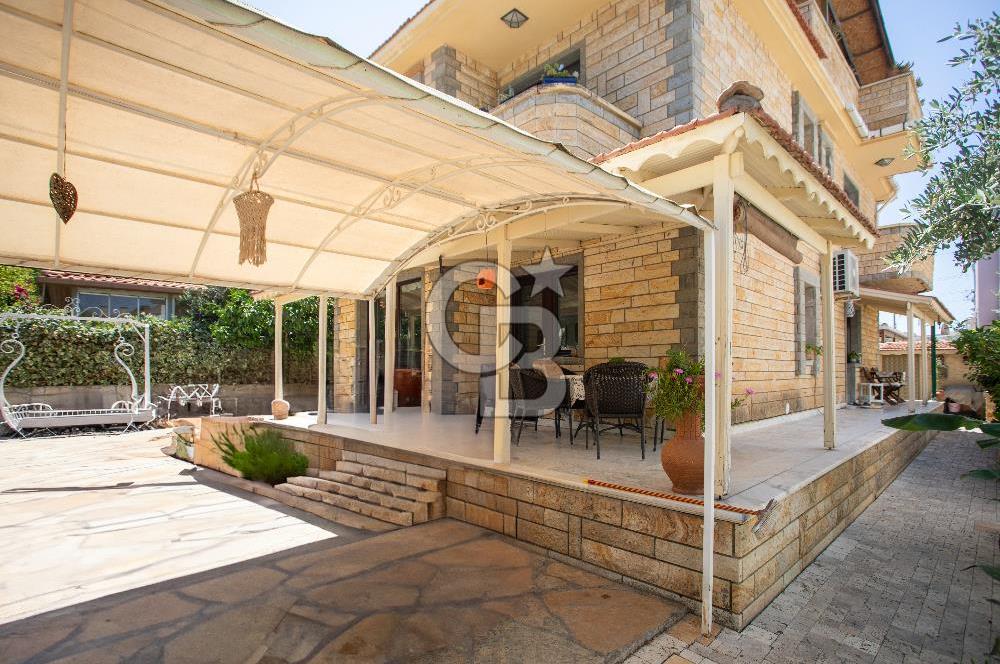Yenifoça Marinaya 100 Metre Mesafede Satılık Tripleks Villa