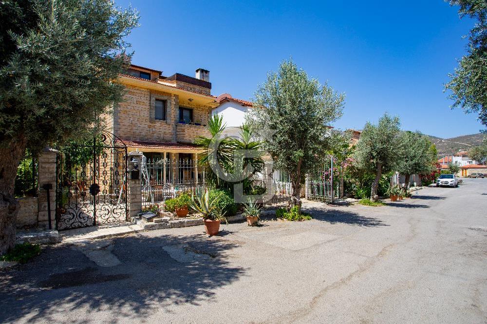 Yenifoça Marinaya 100 Metre Mesafede Satılık Tripleks Villa