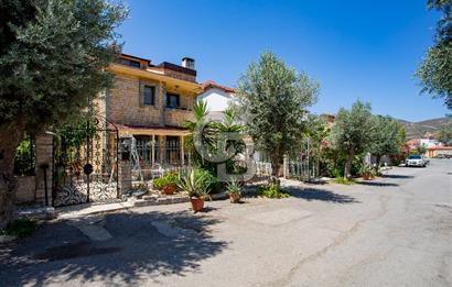 Yenifoça Marinaya 100 Metre Mesafede Satılık Tripleks Villa