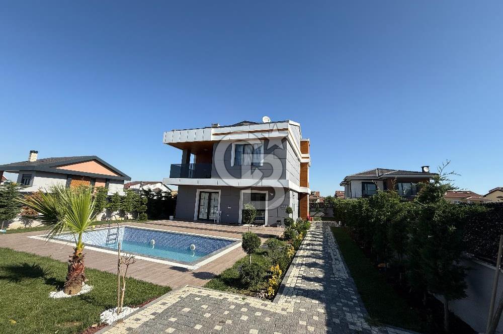 ACİL! SİLİVRİ MİMAR SİNANDA HAVUZLU SATILIK MÜSTAKİL VİLLA