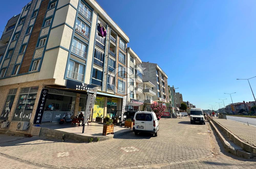 Çanakkale Lapseki'de Cadde Üstü Köşe Binada Satılık 1+1 Daire