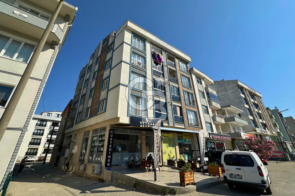Çanakkale Lapseki'de Cadde Üstü Köşe Binada Satılık 1+1 Daire