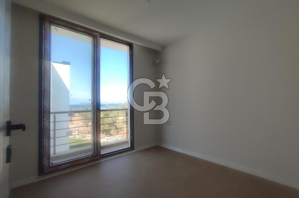 Deniz Kenarında Havuzlu Sitede Satılık Sıfır Villa 