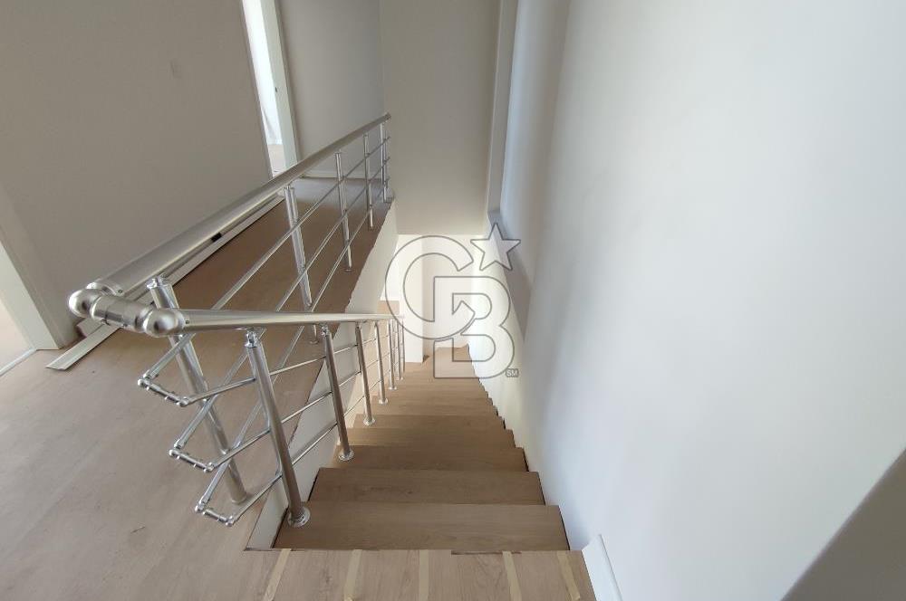 Deniz Kenarında Havuzlu Sitede Satılık Sıfır Villa 