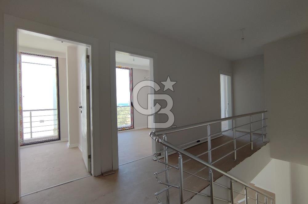 Deniz Kenarında Havuzlu Sitede Satılık Sıfır Villa 