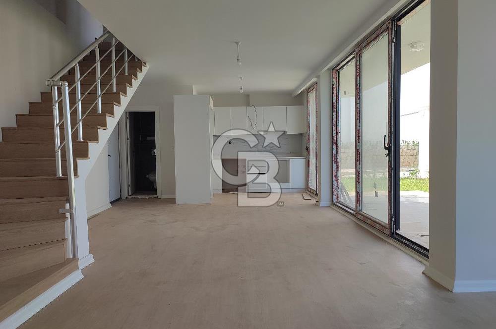 Deniz Kenarında Havuzlu Sitede Satılık Sıfır Villa 