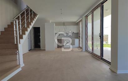 Deniz Kenarında Havuzlu Sitede Satılık Sıfır Villa 