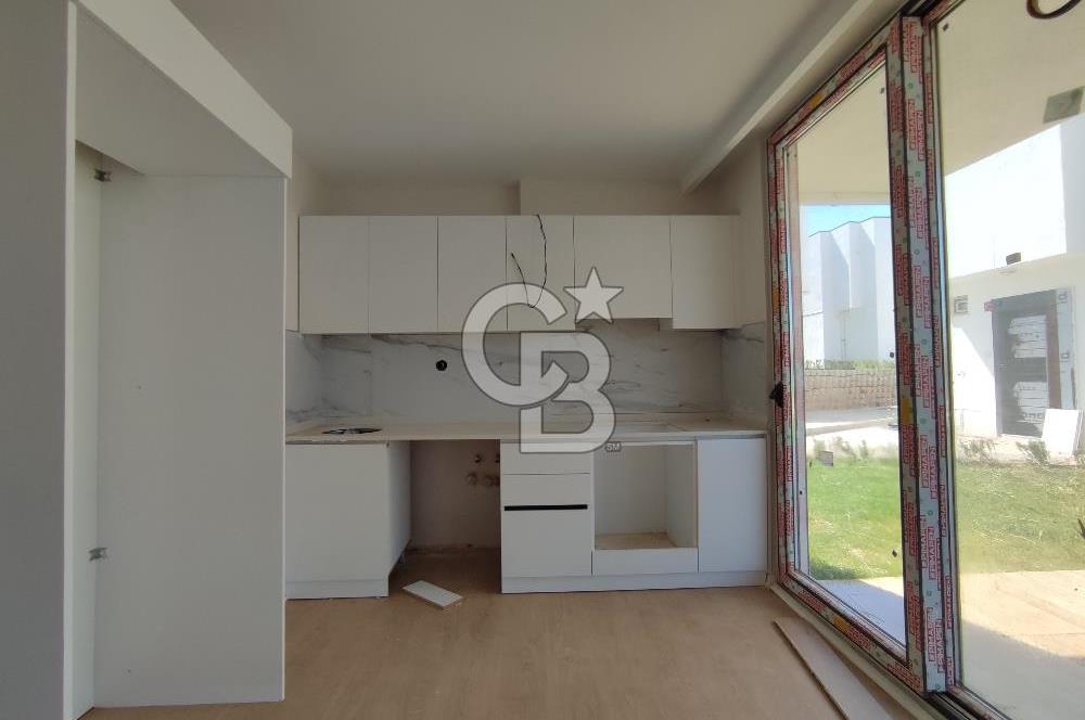 Deniz Kenarında Havuzlu Sitede Satılık Sıfır Villa 