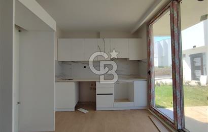 Deniz Kenarında Havuzlu Sitede Satılık Sıfır Villa 