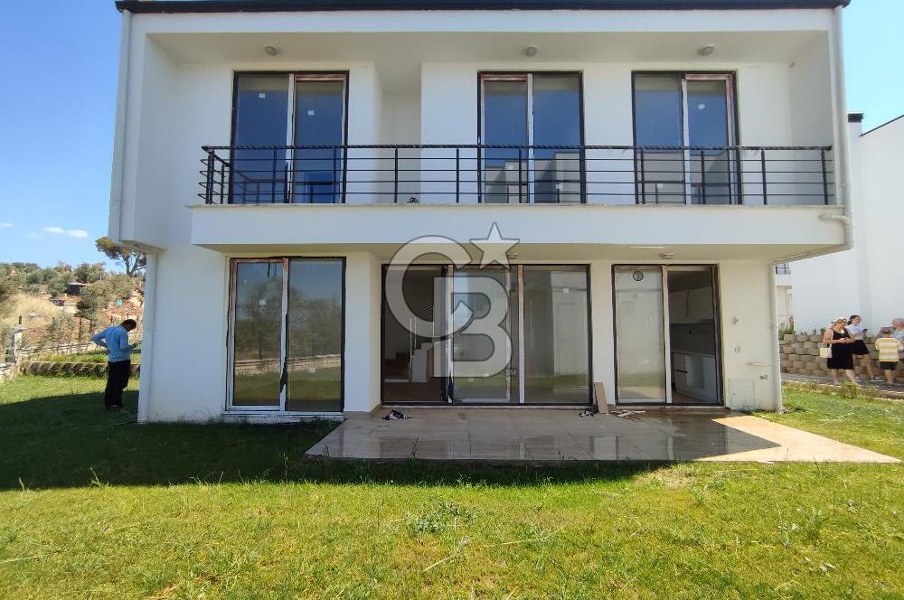 Deniz Kenarında Havuzlu Sitede Satılık Sıfır Villa 