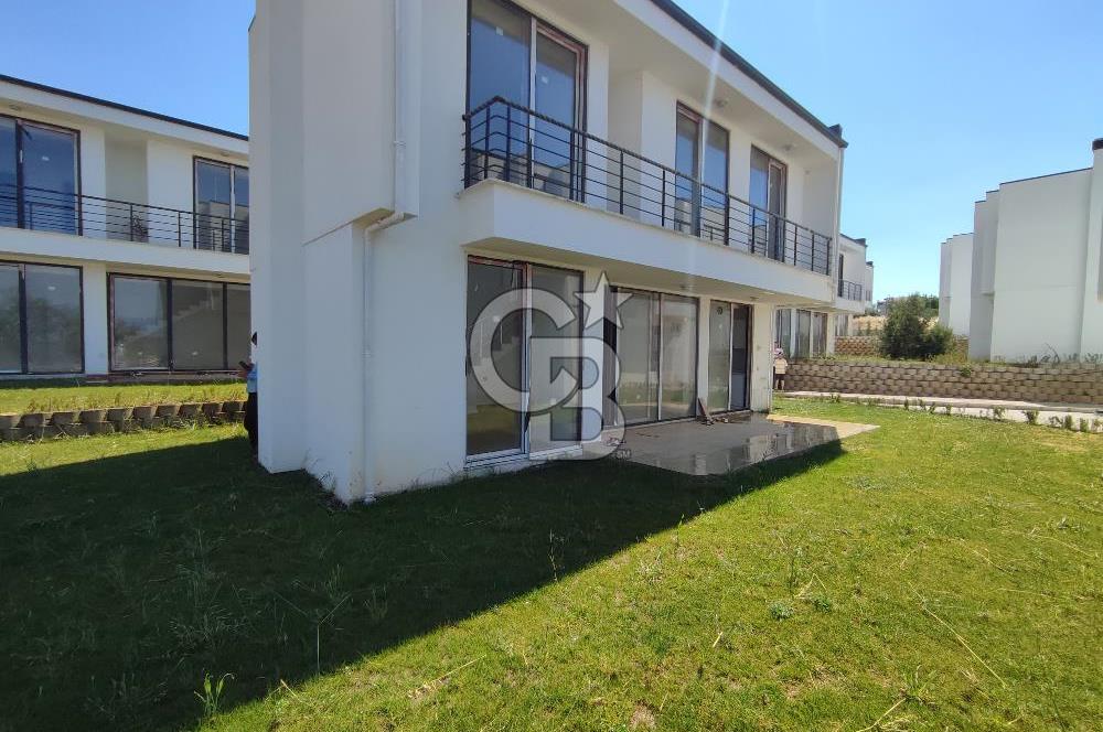 Deniz Kenarında Havuzlu Sitede Satılık Sıfır Villa 