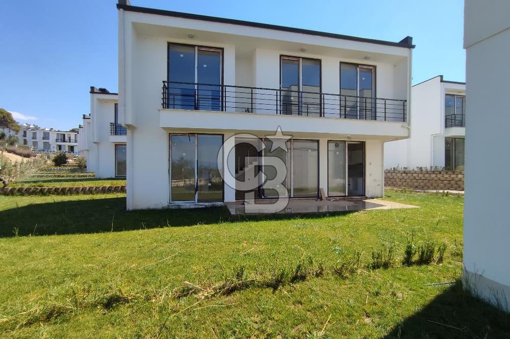 Deniz Kenarında Havuzlu Sitede Satılık Sıfır Villa 