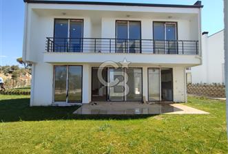 Deniz Kenarında Havuzlu Sitede Satılık Sıfır Villa 