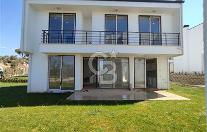 Deniz Kenarında Havuzlu Sitede Satılık Sıfır Villa 