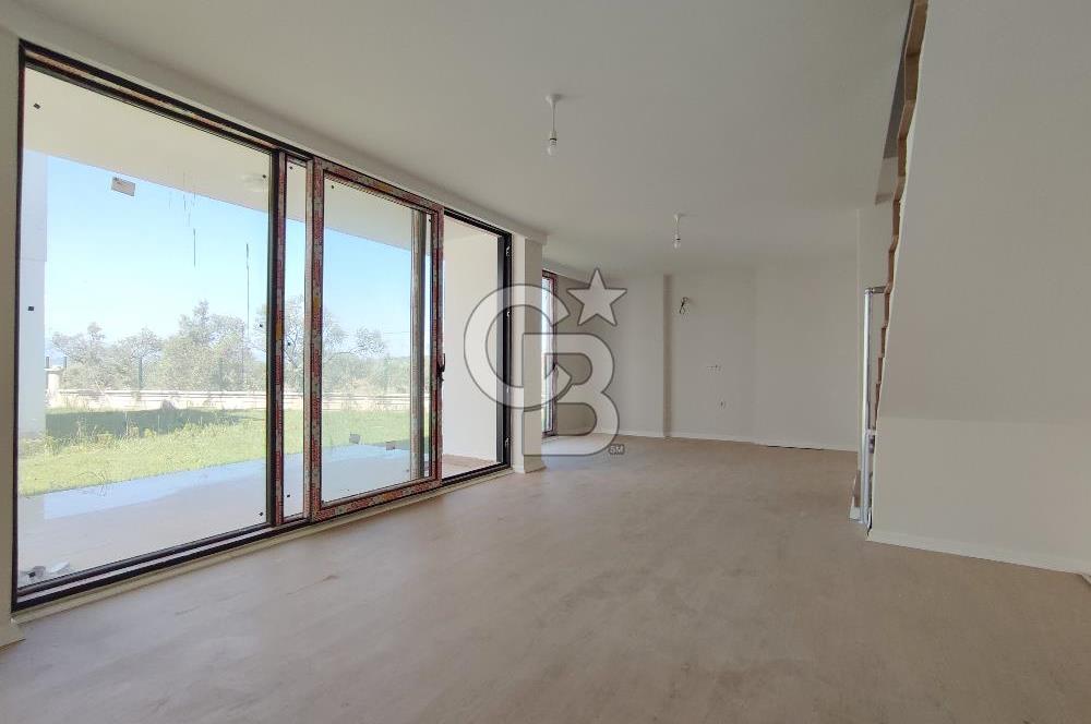 Deniz Kenarında Havuzlu Sitede Satılık Sıfır Villa 