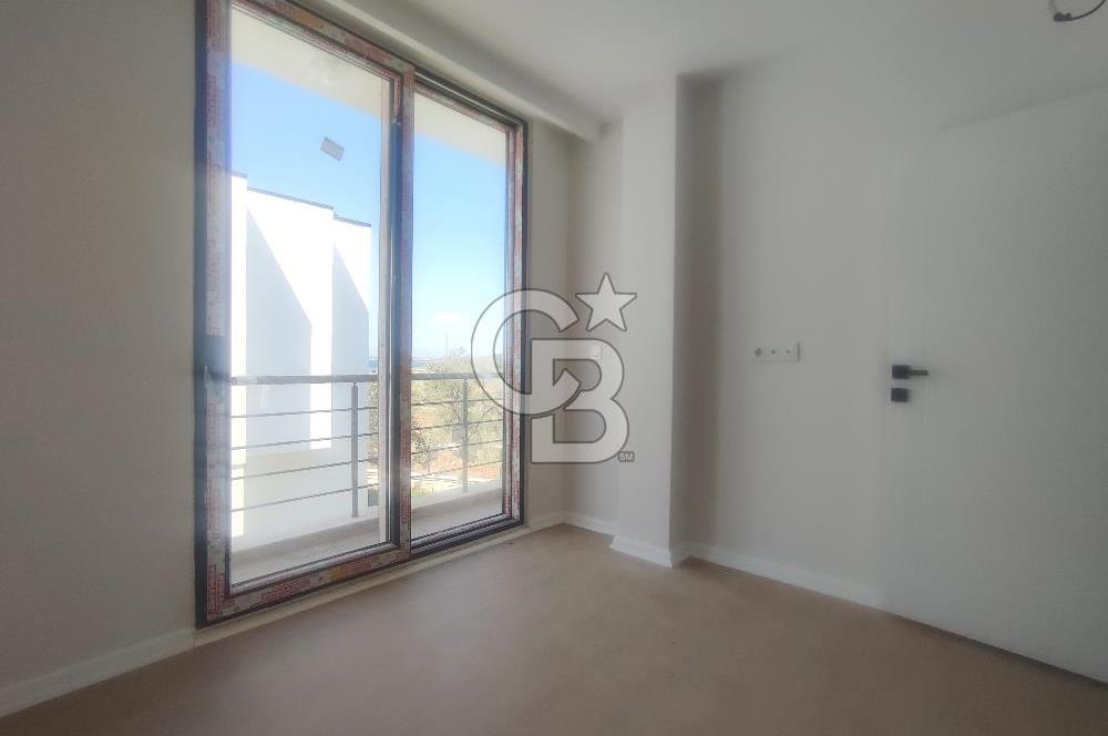 Deniz Kenarında Havuzlu Sitede Satılık Sıfır Villa 