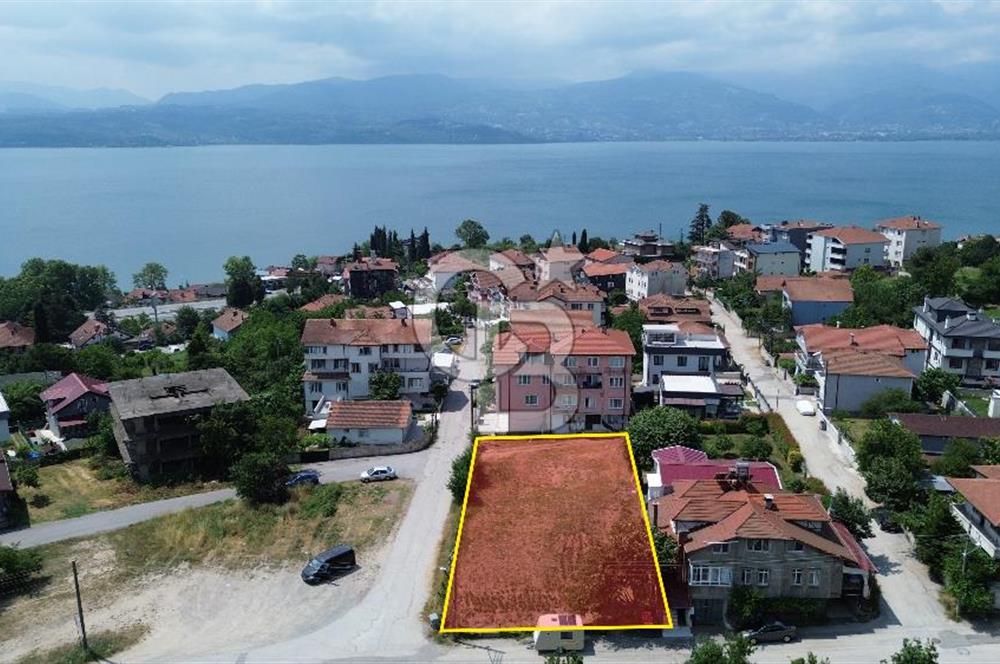 SERDİVAN DA GÖL MANZARALI YATIRIMLIK İMARLI ARSA