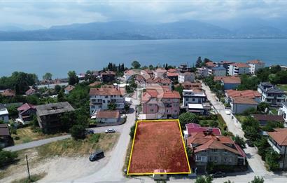 SERDİVAN DA GÖL MANZARALI YATIRIMLIK İMARLI ARSA