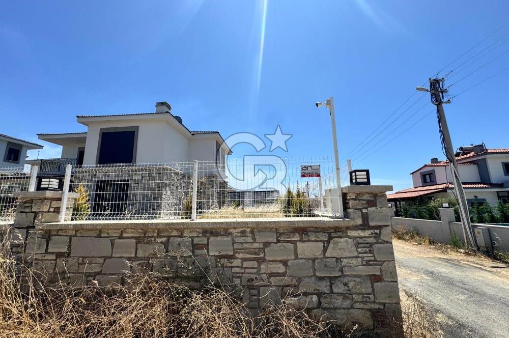 Müstakil Bahçeli Havuzlu 4+1 Satılık Villa