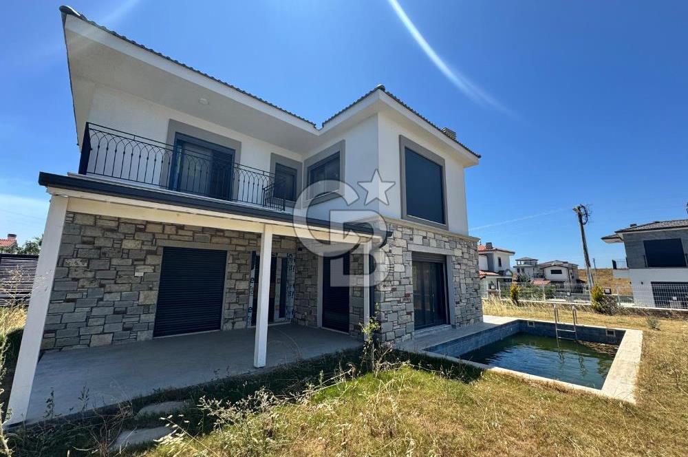 Müstakil Bahçeli Havuzlu 4+1 Satılık Villa