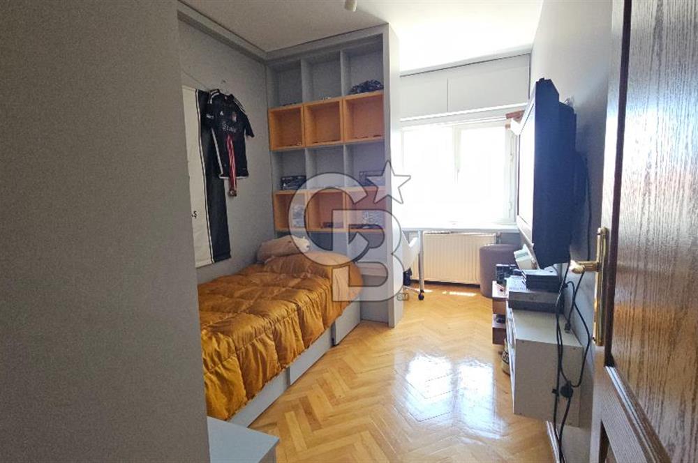 Girne Caddesi Soğukkuyu Mahallesinde Satılık 4+1 ara kat daire