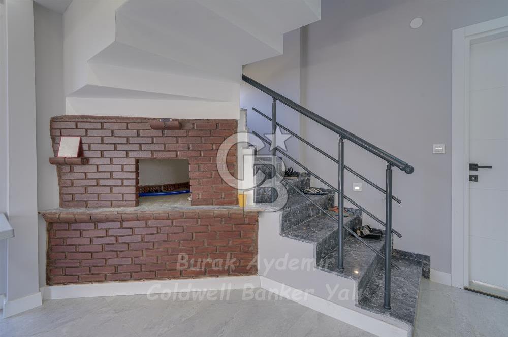  Dikili Cumhuriyet Mahallesi’nde 6+1 Müstakil Tripleks Villa – 300 m² Arsa Paylı, Otoparklı, 3 Teraslı