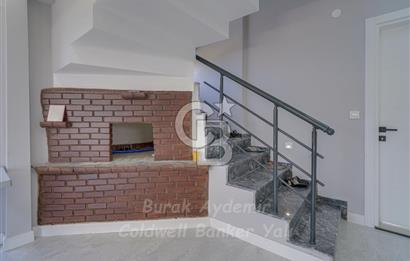  Dikili Cumhuriyet Mahallesi’nde 6+1 Müstakil Tripleks Villa – 300 m² Arsa Paylı, Otoparklı, 3 Teraslı