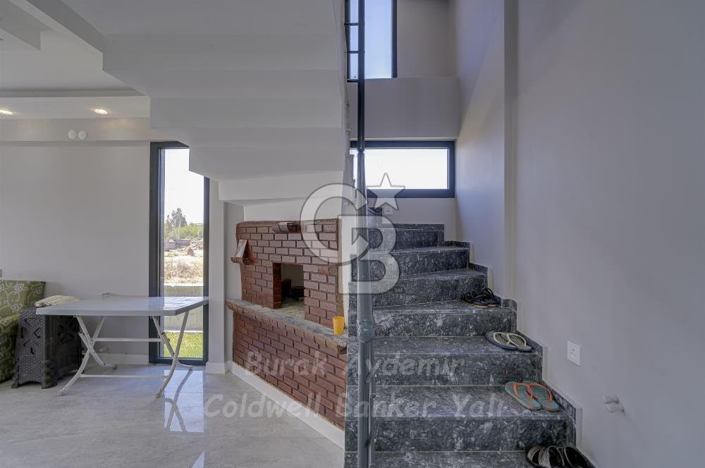  Dikili Cumhuriyet Mahallesi’nde 6+1 Müstakil Tripleks Villa – 300 m² Arsa Paylı, Otoparklı, 3 Teraslı