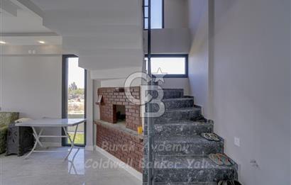  Dikili Cumhuriyet Mahallesi’nde 6+1 Müstakil Tripleks Villa – 300 m² Arsa Paylı, Otoparklı, 3 Teraslı