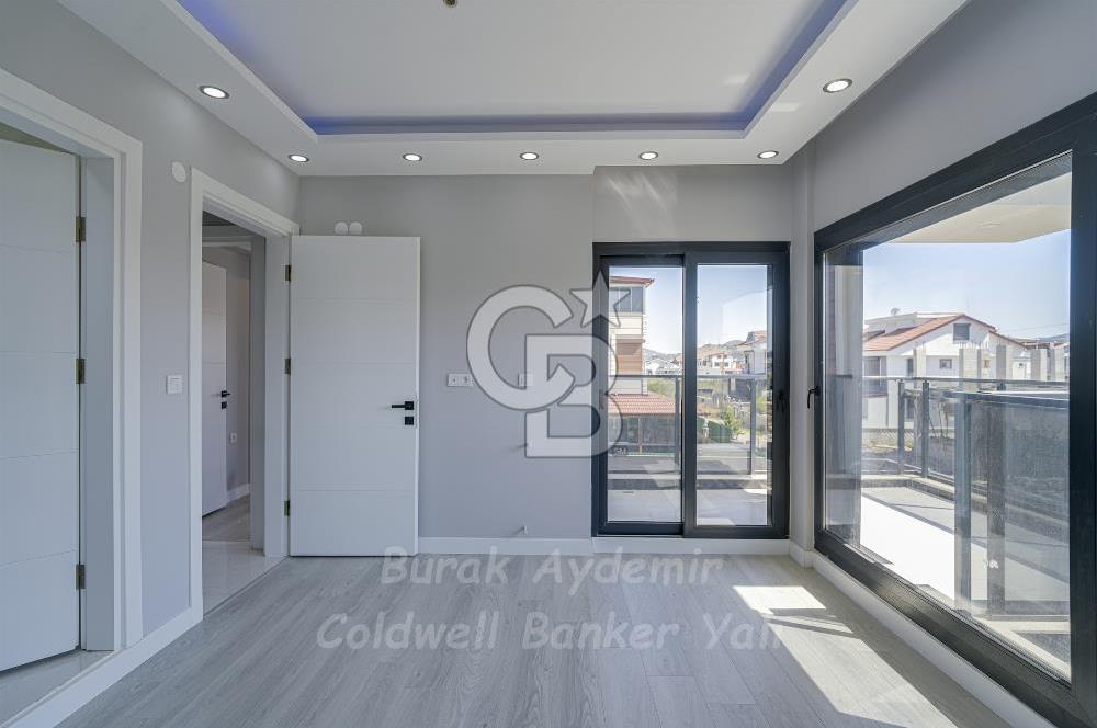 Dikili Cumhuriyet Mahallesi’nde 6+1 Müstakil Tripleks Villa – 300 m² Arsa Paylı, Otoparklı, 3 Teraslı
