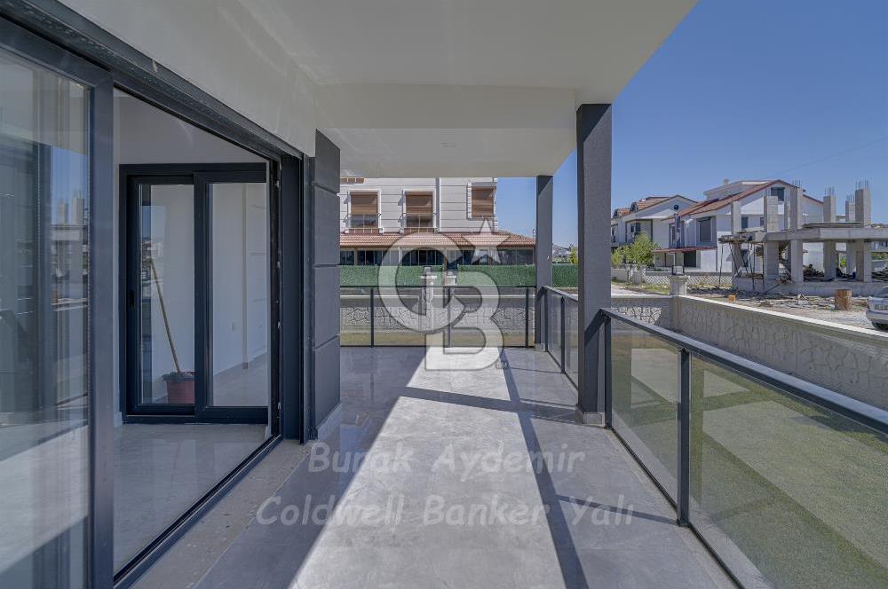  Dikili Cumhuriyet Mahallesi’nde 6+1 Müstakil Tripleks Villa – 300 m² Arsa Paylı, Otoparklı, 3 Teraslı