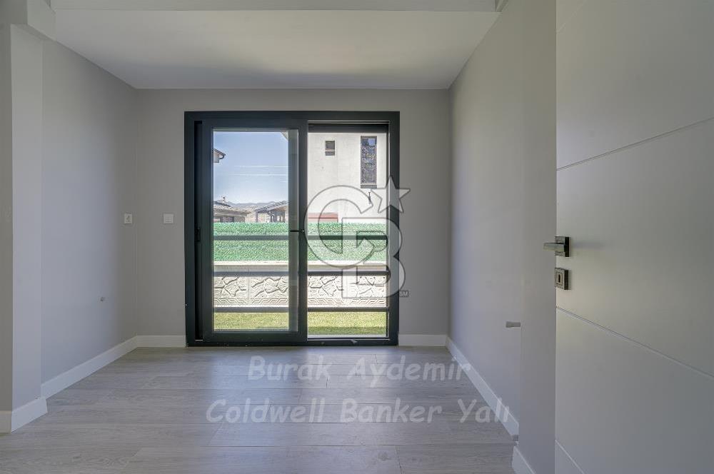  Dikili Cumhuriyet Mahallesi’nde 6+1 Müstakil Tripleks Villa – 300 m² Arsa Paylı, Otoparklı, 3 Teraslı