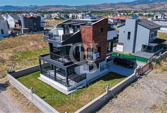 Dikili Cumhuriyet Mahallesi’nde 6+1 Müstakil Tripleks Villa – 300 m² Arsa Paylı, Otoparklı, 3 Teraslı