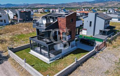  Dikili Cumhuriyet Mahallesi’nde 6+1 Müstakil Tripleks Villa – 300 m² Arsa Paylı, Otoparklı, 3 Teraslı