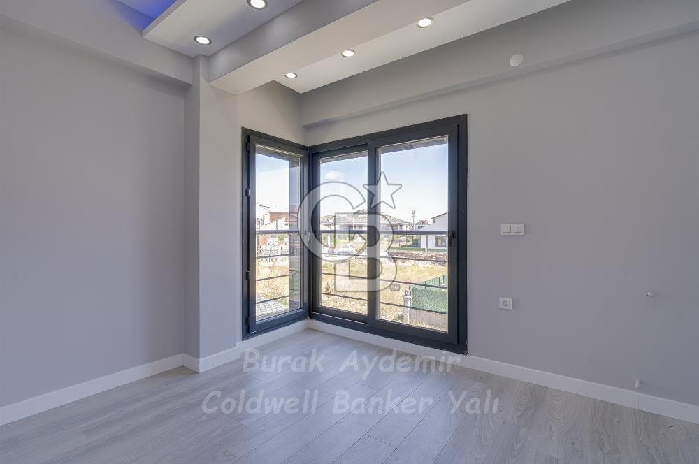  Dikili Cumhuriyet Mahallesi’nde 6+1 Müstakil Tripleks Villa – 300 m² Arsa Paylı, Otoparklı, 3 Teraslı